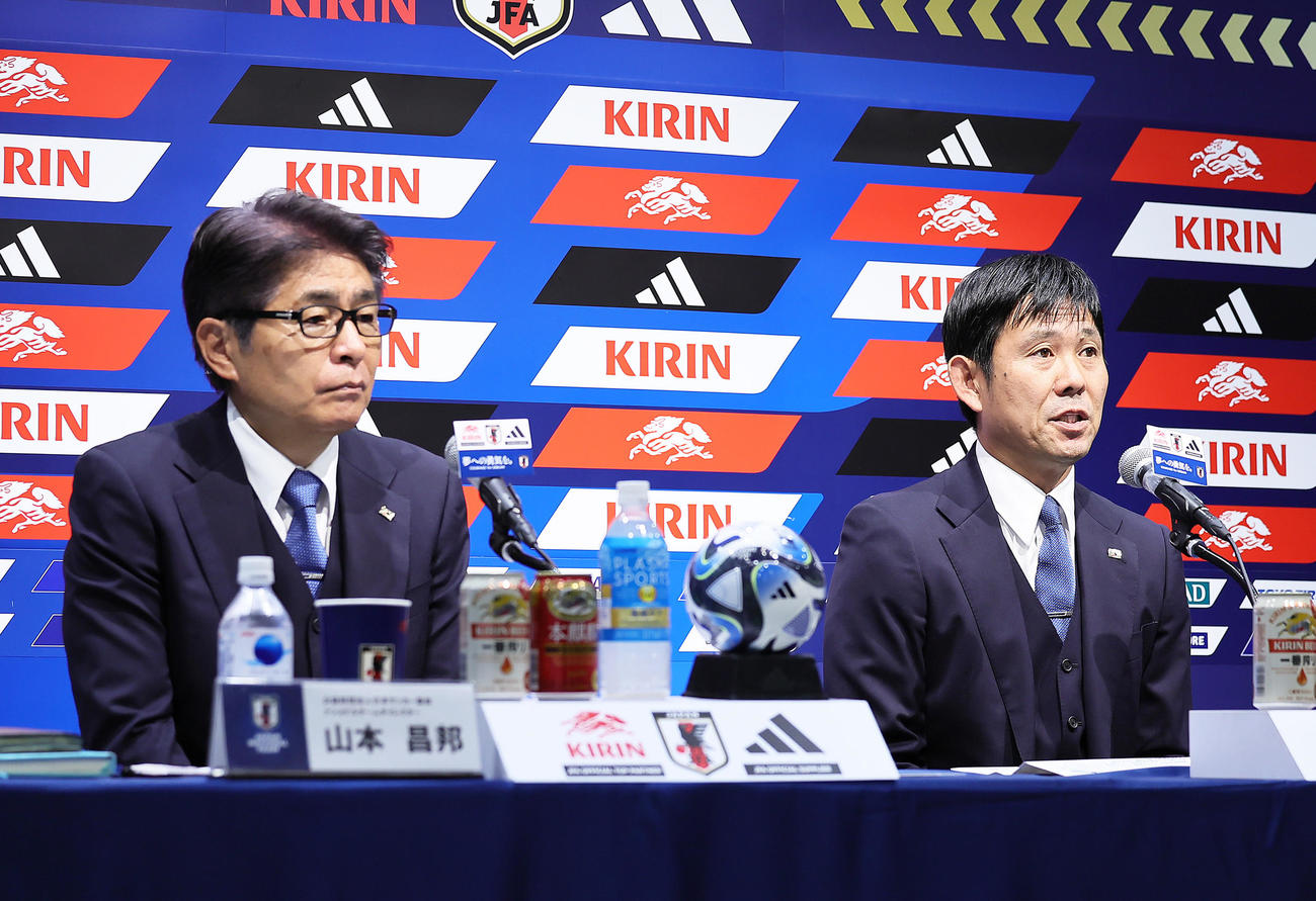 日本代表メンバー発表会見に臨む森保監督（右）と山本チームダイレクター（撮影・足立雅史）