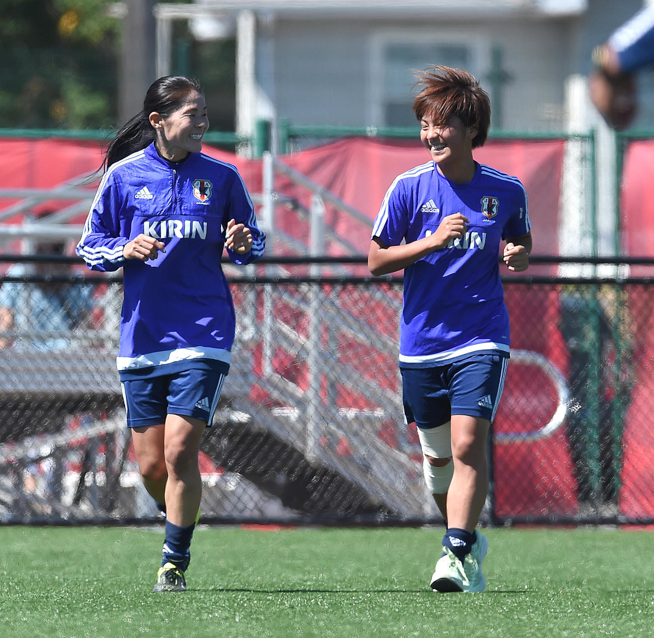 15年6月、サッカー女子W杯カナダ大会のイングランド戦へ向けて調整する澤穂希（左）と岩渕真奈