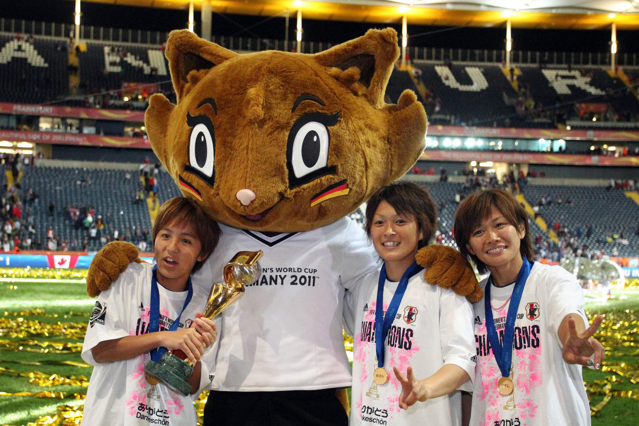 11年7月、W杯ドイツ大会で優勝し、マスコットと記念撮影する岩渕（左）。右から川澄、上尾野辺