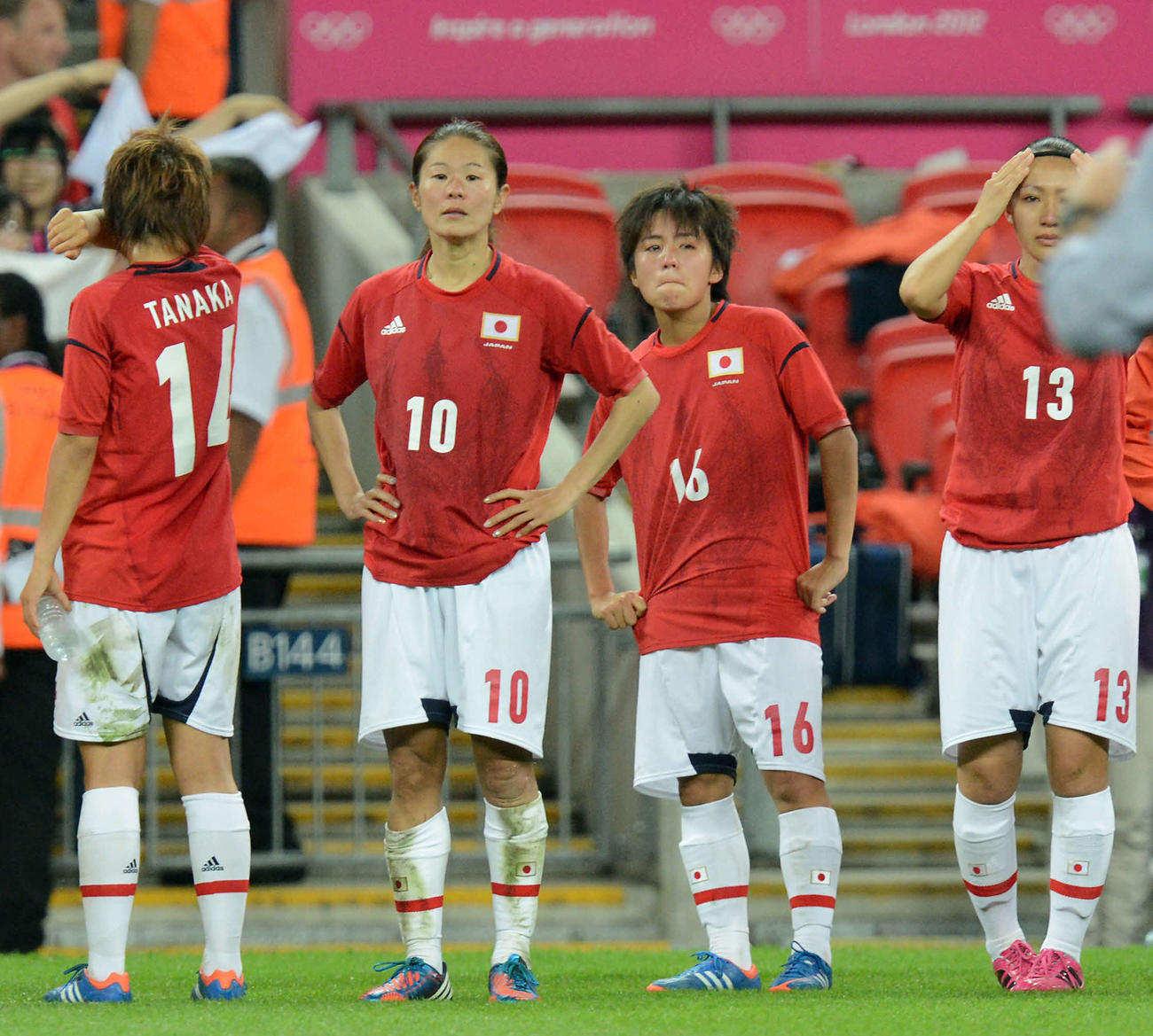 12年8月、ロンドン五輪・女子サッカーで準優勝に終わり、澤穂希（左から2人目）と目を潤ませながら立ちつくす岩渕（同3人目）