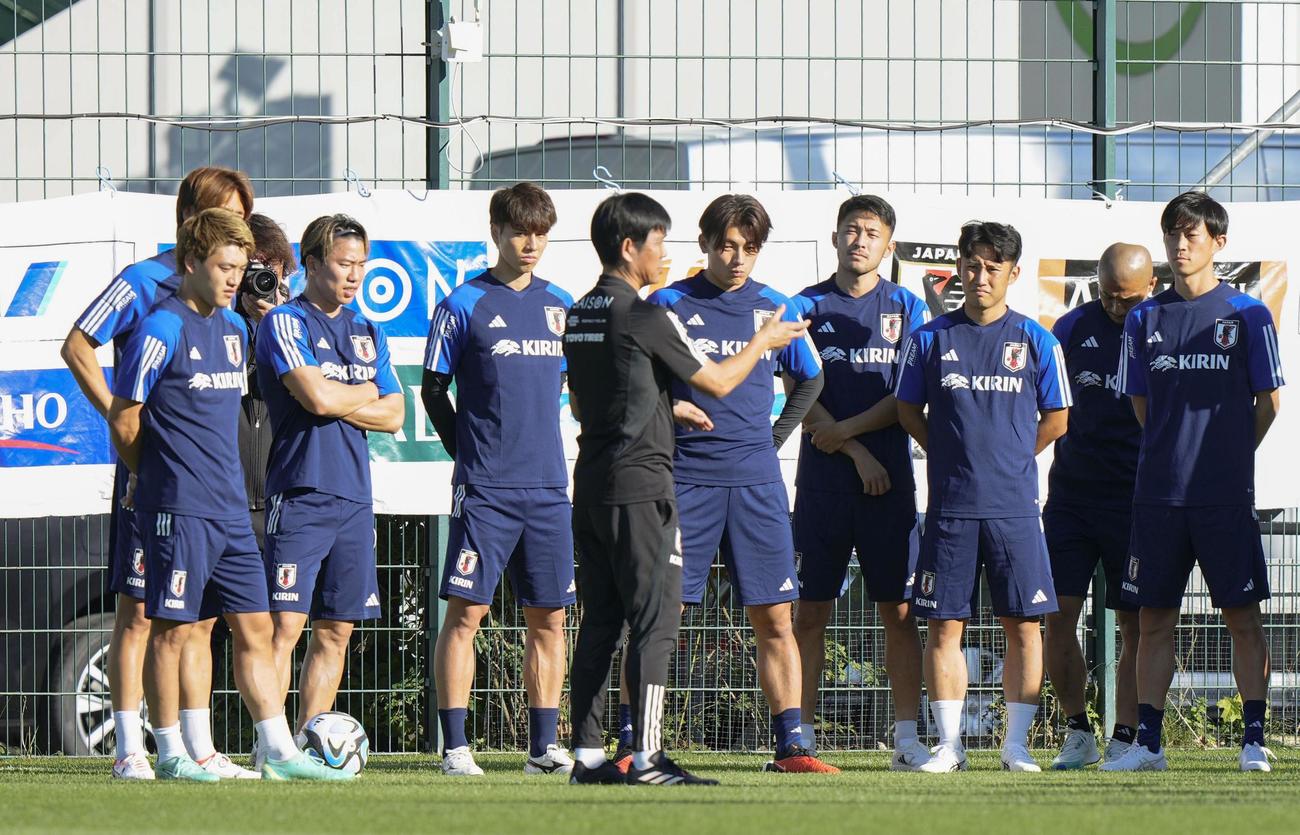 ドイツ戦に向けた練習に臨む日本代表。中央は森保監督（共同）
