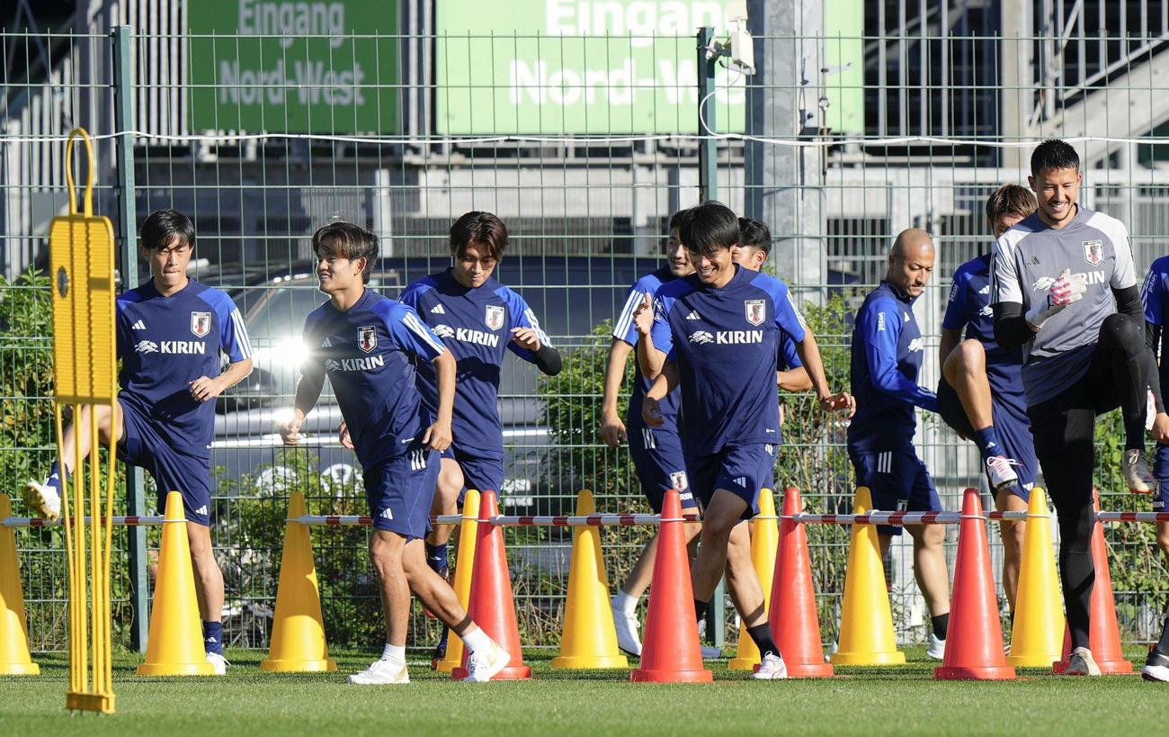 ドイツ戦に向け調整を開始した久保（手前左）、三笘（同中央）（共同）