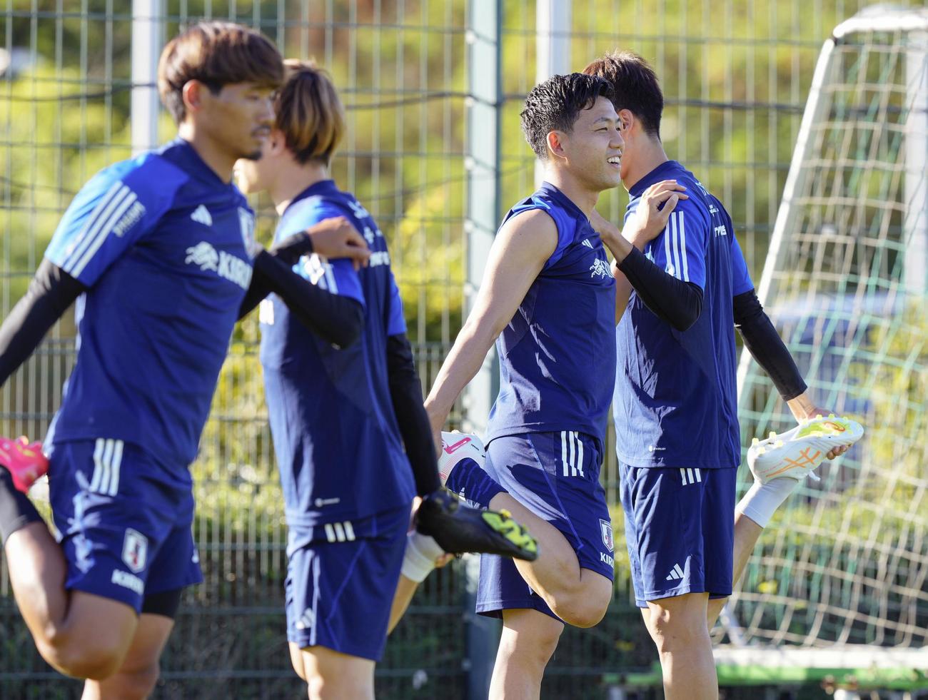 ドイツ戦に向け調整を開始した遠藤（右から2人目）ら（共同）