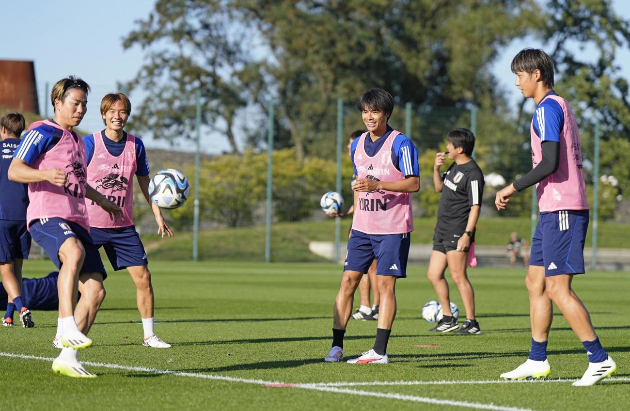 ドイツ戦に向け調整する（手前左から）浅野、板倉、三笘、伊藤(共同）