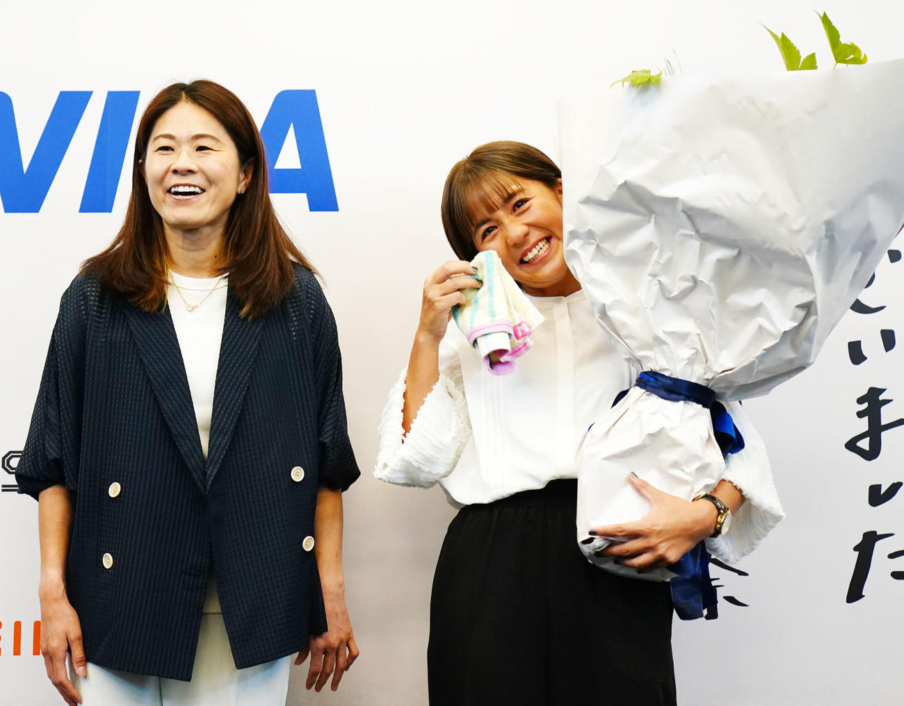 サプライズで澤穂希さん（左）が引退会見に登場し涙を流す岩渕（撮影・横山健太）