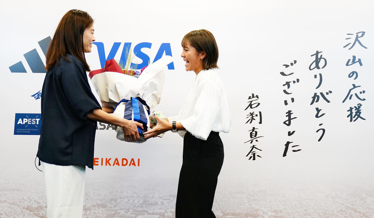 サプライズで登場した澤穂希さん（左）から花束を受け取る岩渕（撮影・横山健太）