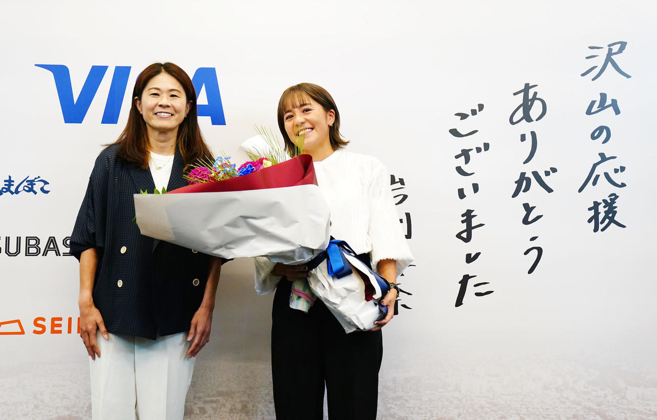 サプライズで澤穂希さん（左）が引退会見に登場し笑顔を見せる岩渕（撮影・横山健太）