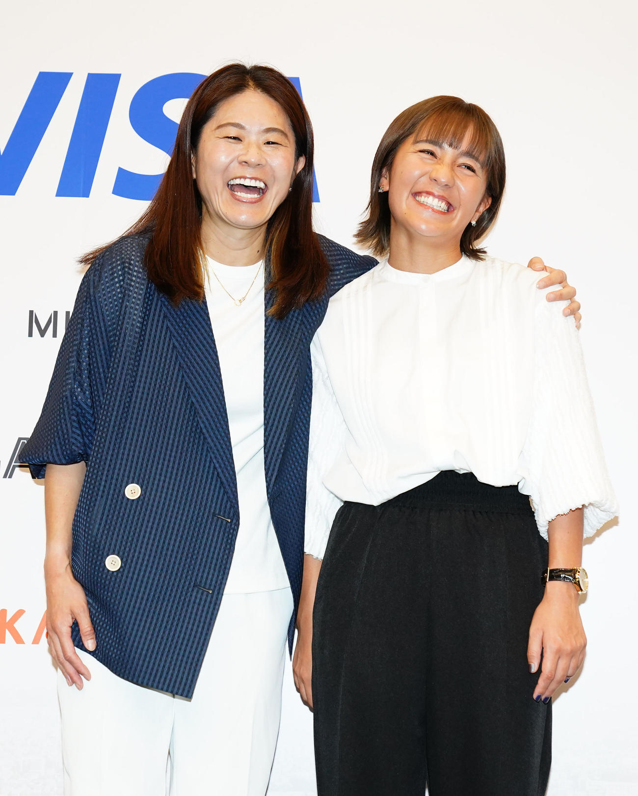 引退会見を終え澤穂希さん（左）と共に笑顔を見せる岩渕（撮影・横山健太）