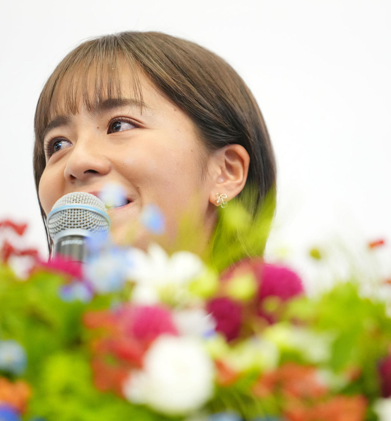 引退会見で涙を浮かべる岩渕（撮影・横山健太）