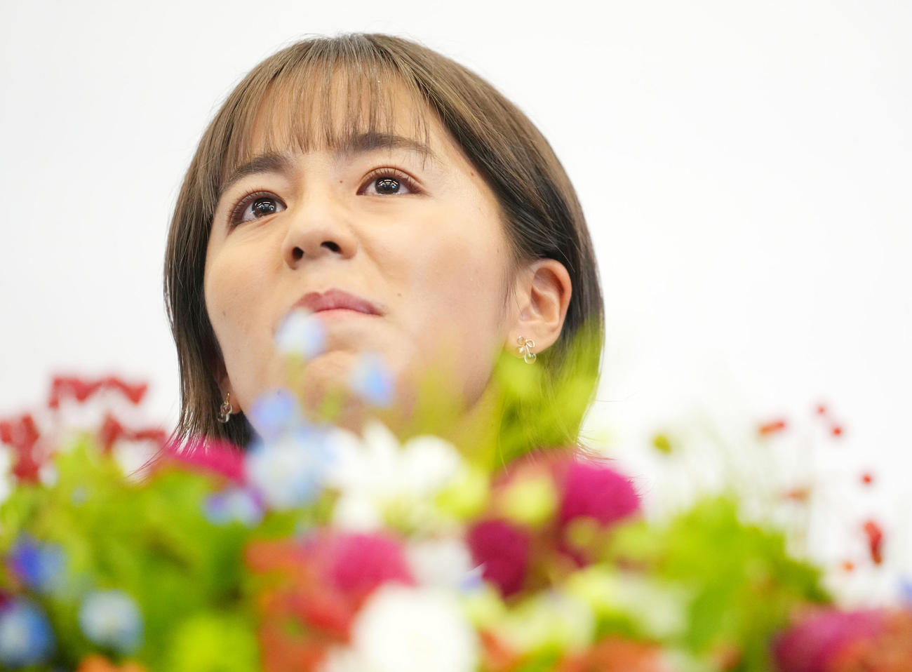 引退会見で涙を浮かべる岩渕（撮影・横山健太）