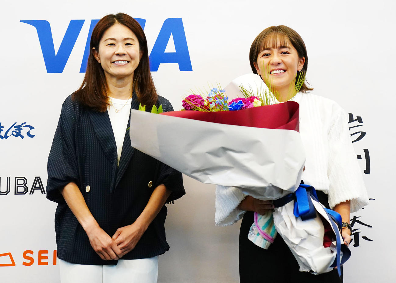 サプライズで澤穂希さん（左）が引退会見に登場し笑顔を見せる岩渕（撮影・横山健太）