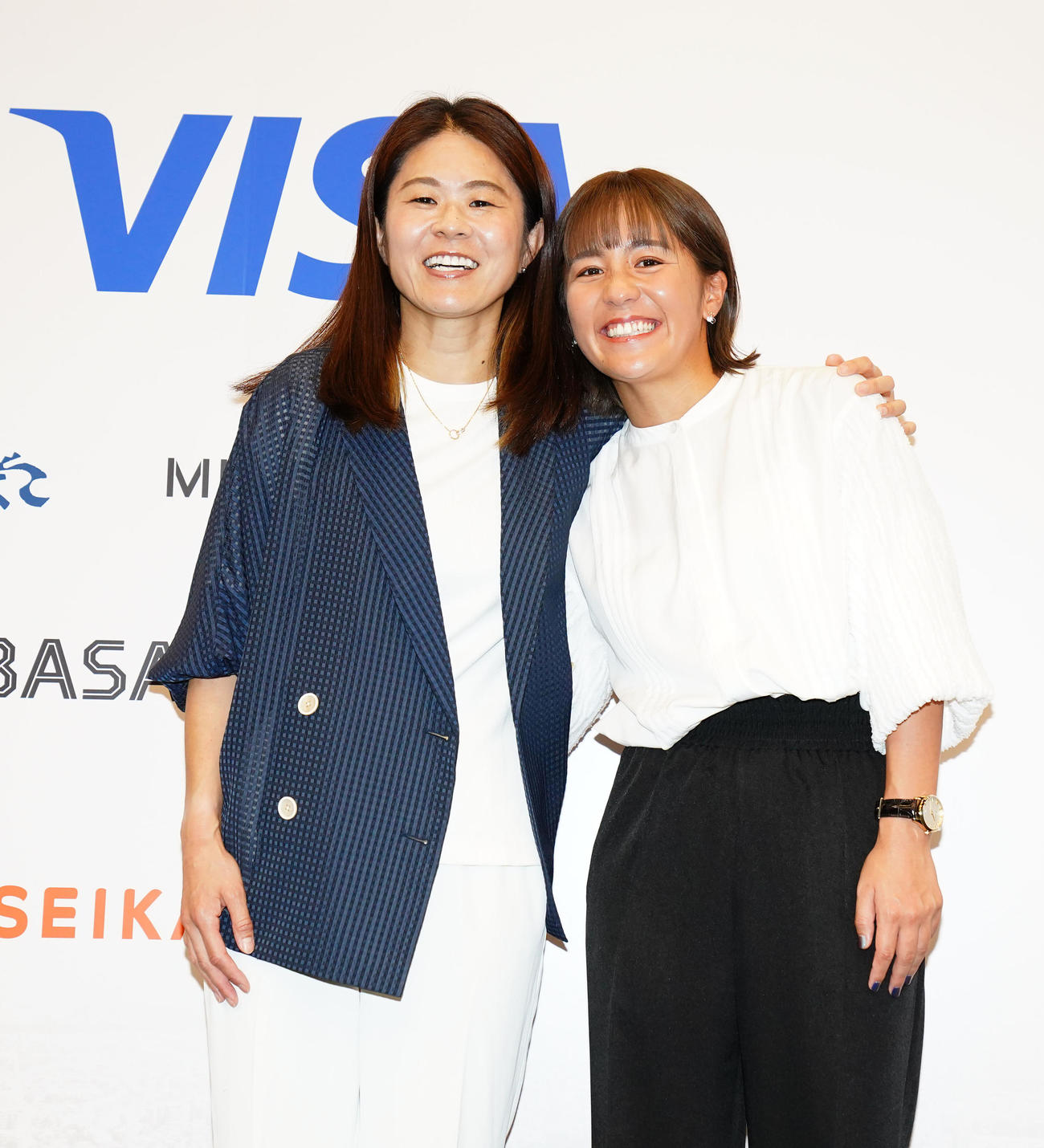 引退会見を終え澤穂希さん（左）と共に笑顔を見せる岩渕（撮影・横山健太）