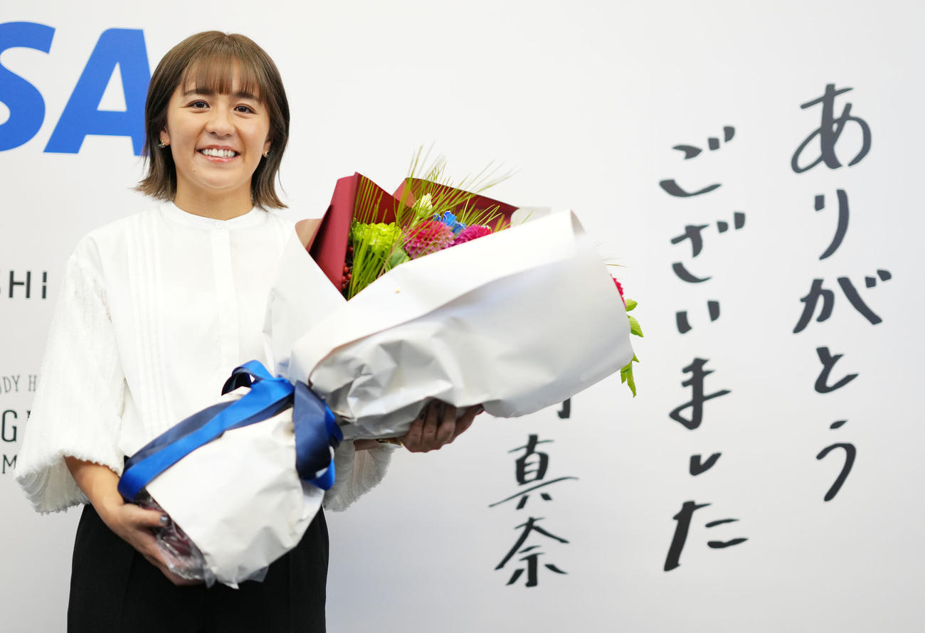 引退会見を終え笑顔を見せる岩渕（撮影・横山健太）