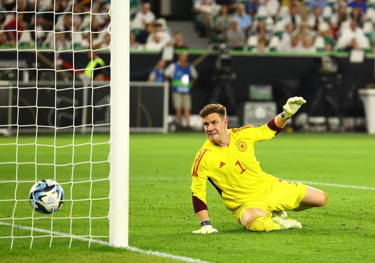 田中碧に4点目のゴールを決められたドイツGKシュテーゲン（ロイター）