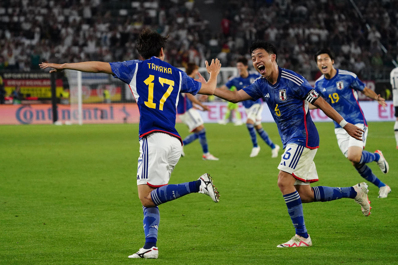 日本対ドイツ　後半、ゴールを決めた田中（左）に笑顔を見せる遠藤（撮影・パオロ　ヌッチ）