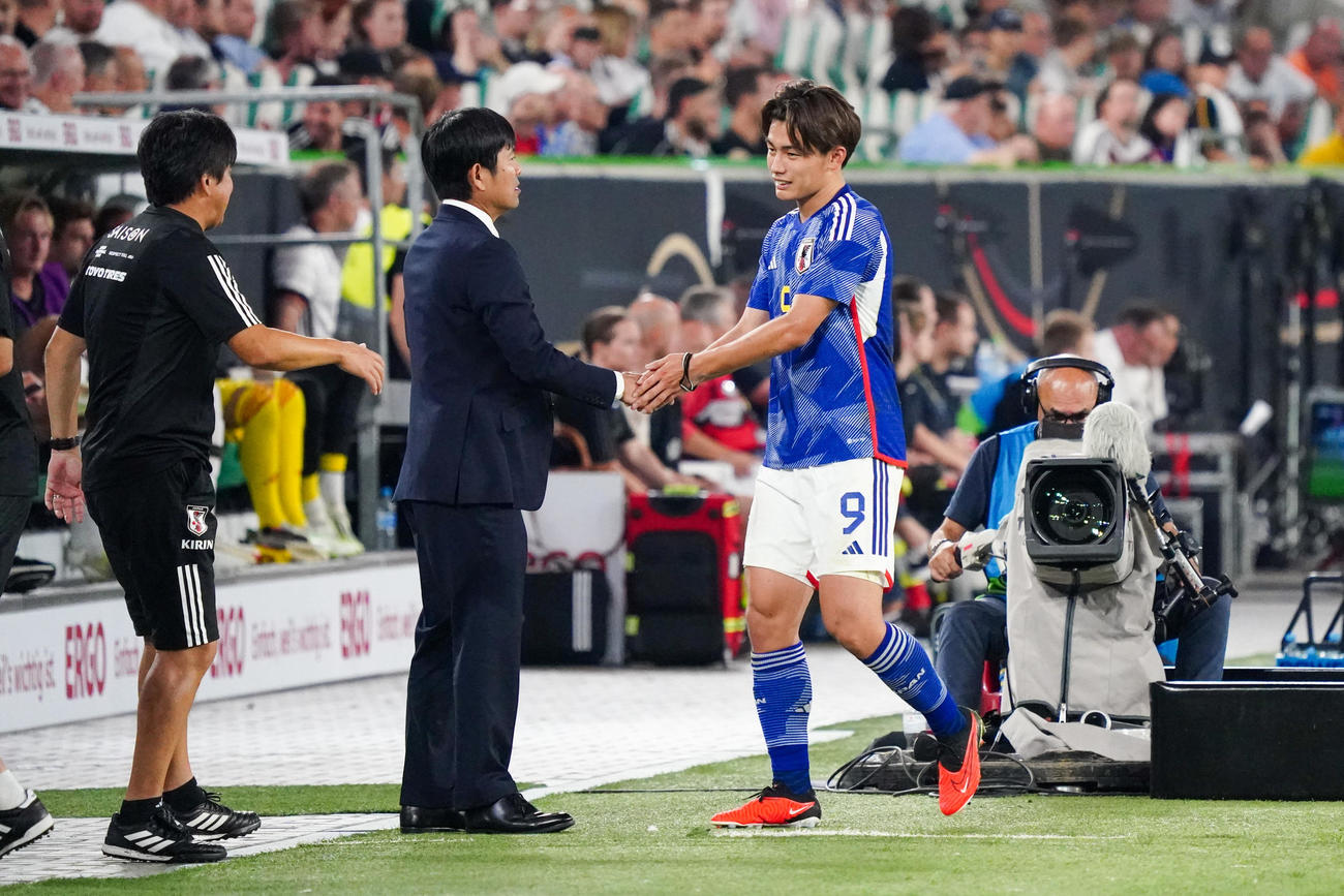日本対ドイツ　後半、交代でベンチに下がった上田（右）は森保監督と握手を交わす（撮影・パオロ　ヌッチ）