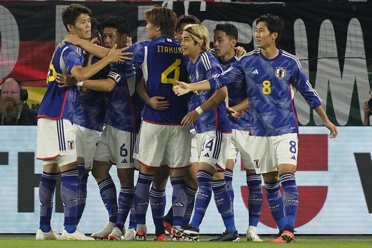 国際親善試合:ドイツ―日本 前半11分、先制して喜ぶMF伊東純也ら