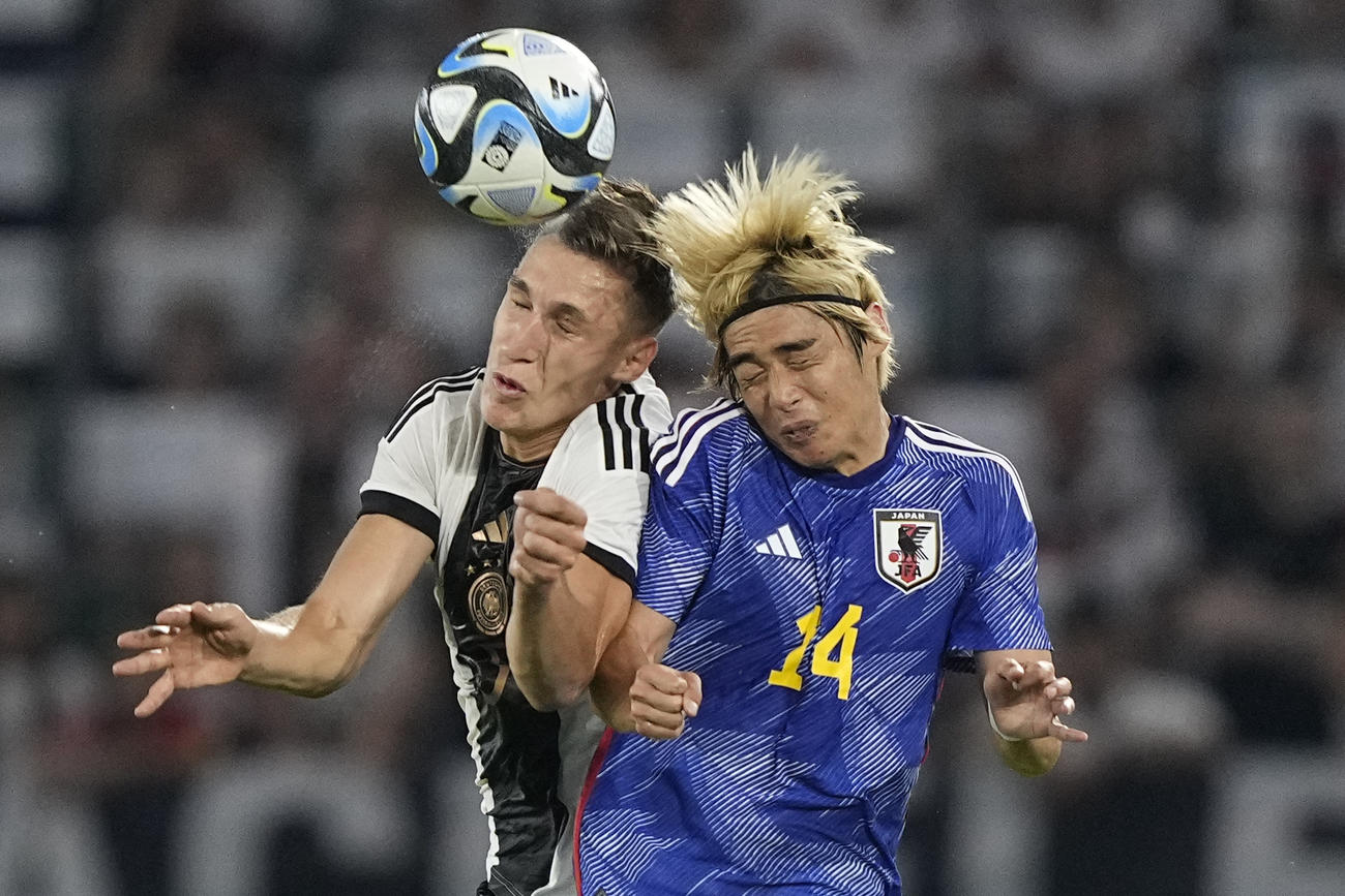国際親善試合:ドイツ―日本 競り合うMF伊東純也