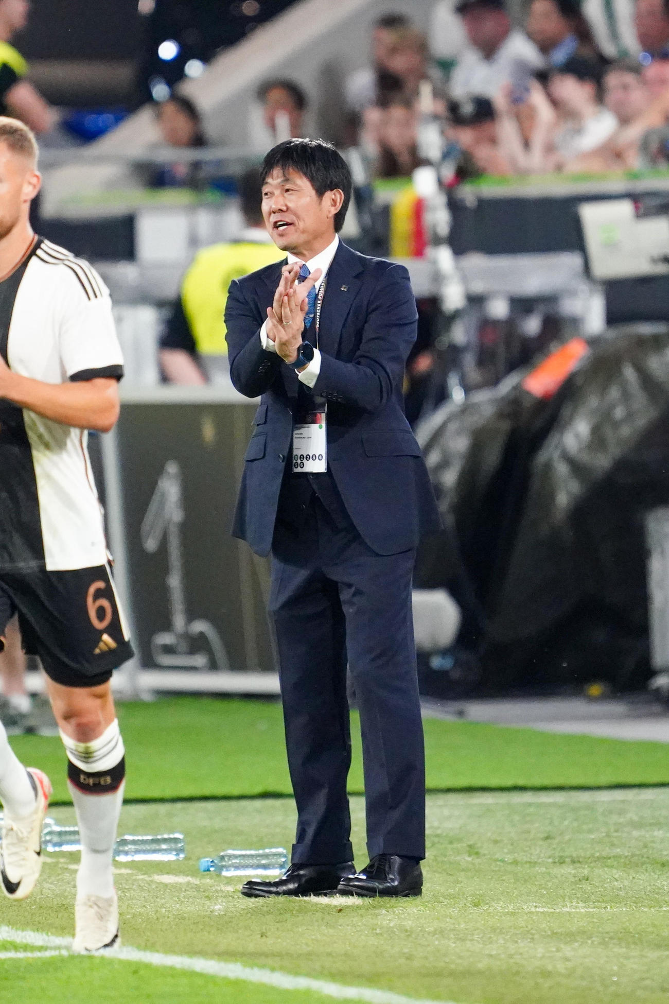 日本対ドイツ　前半、指示を出す森保監督（撮影・パオロ　ヌッチ）