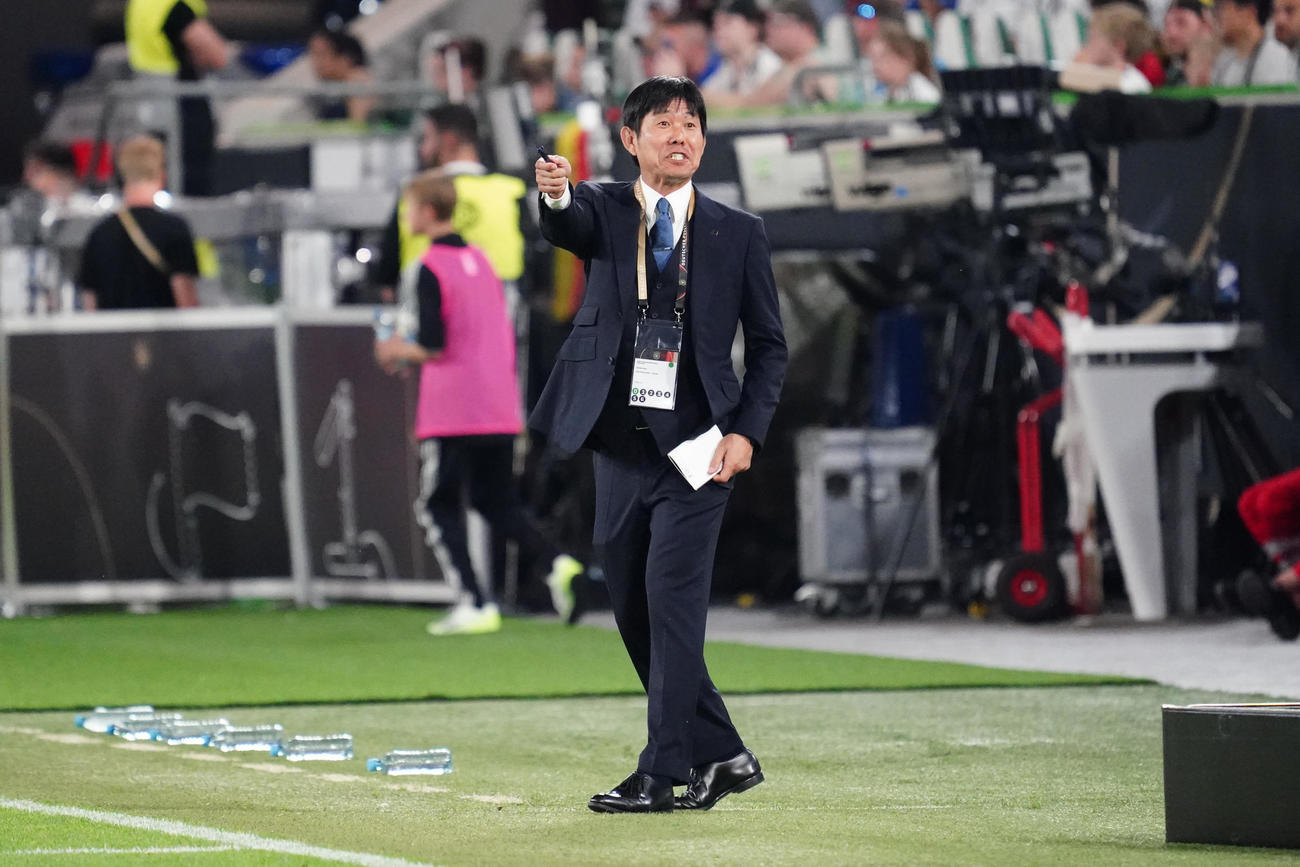 日本対ドイツ　前半、指示を出す森保監督（撮影・パオロ　ヌッチ）