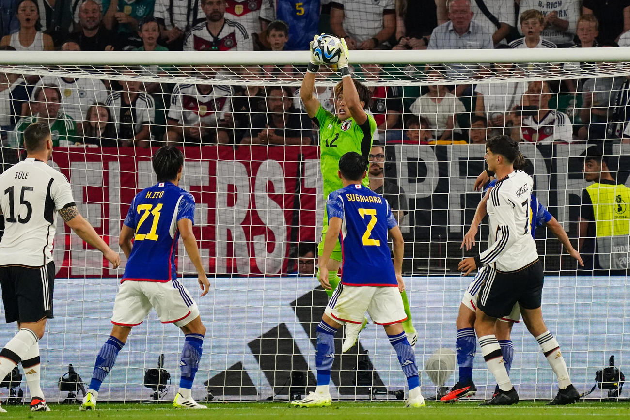 日本対ドイツ　前半、セーブするGK大迫（撮影・パオロ　ヌッチ）