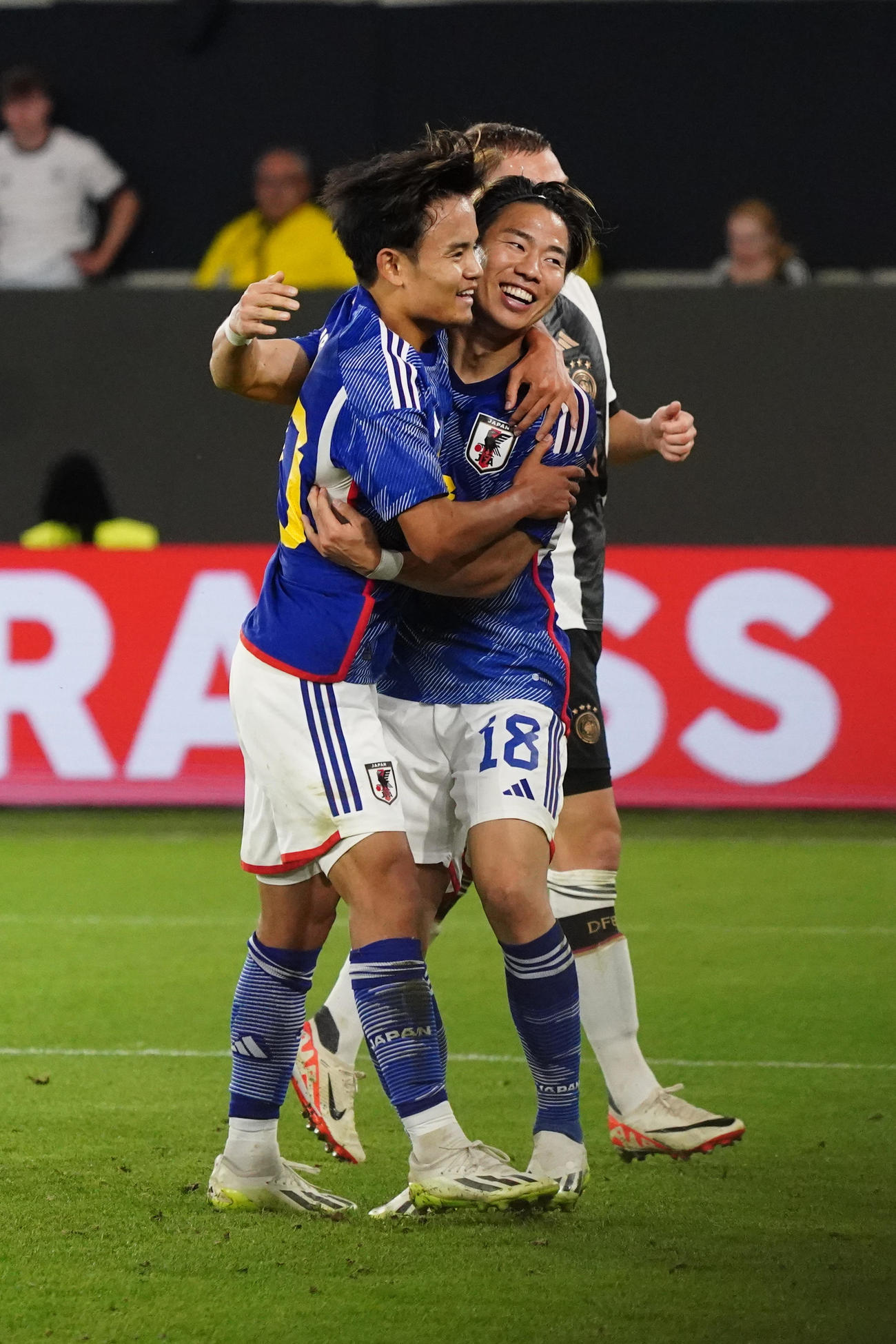 日本対ドイツ　後半、ゴールを決めた浅野（右）はアシストの久保と抱き合い喜ぶ（撮影・パオロ　ヌッチ）