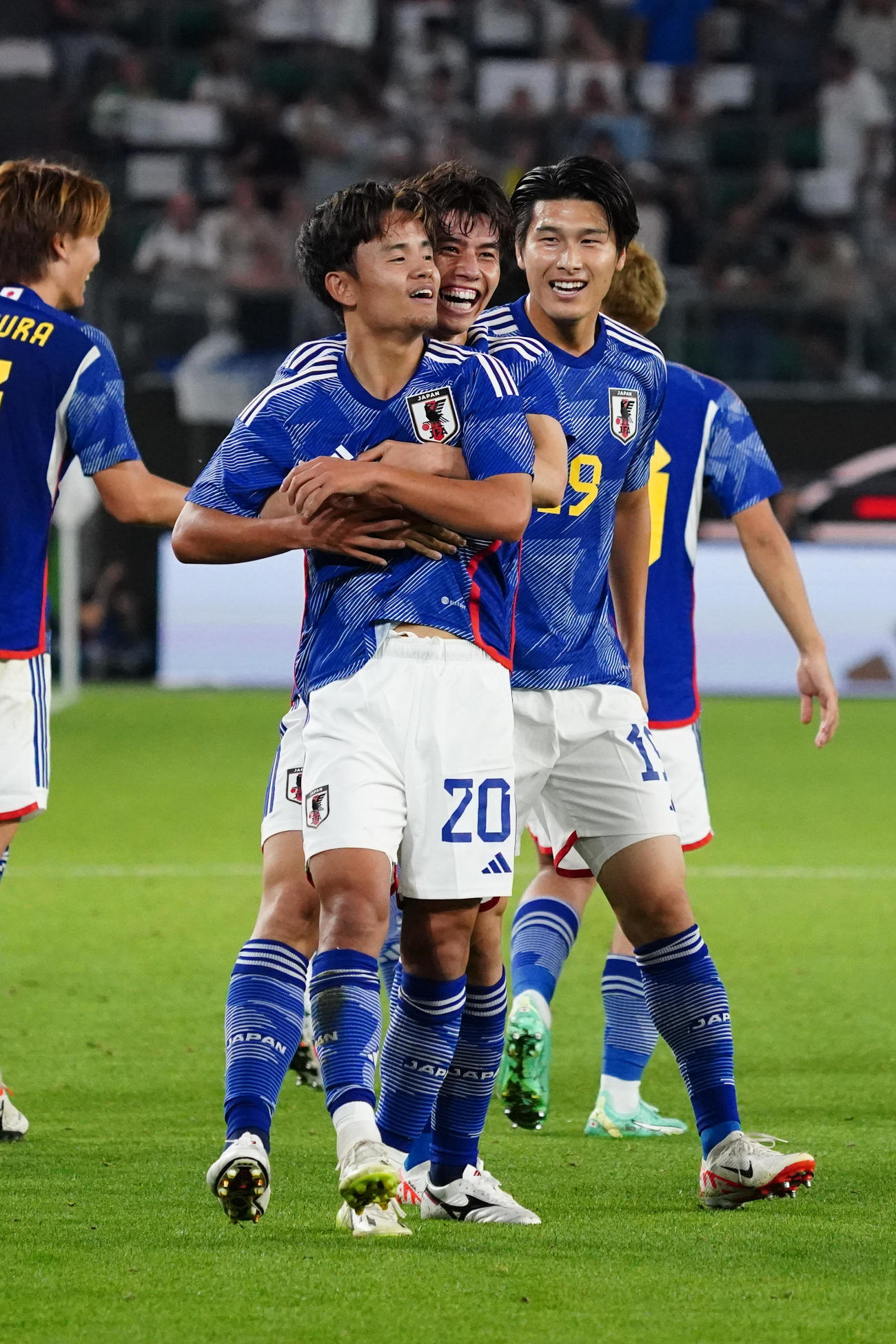 日本対ドイツ　後半、ゴールを決めた田中（中央）と抱き合い喜ぶ久保（左）。右は橋岡（撮影・パオロ　ヌッチ）