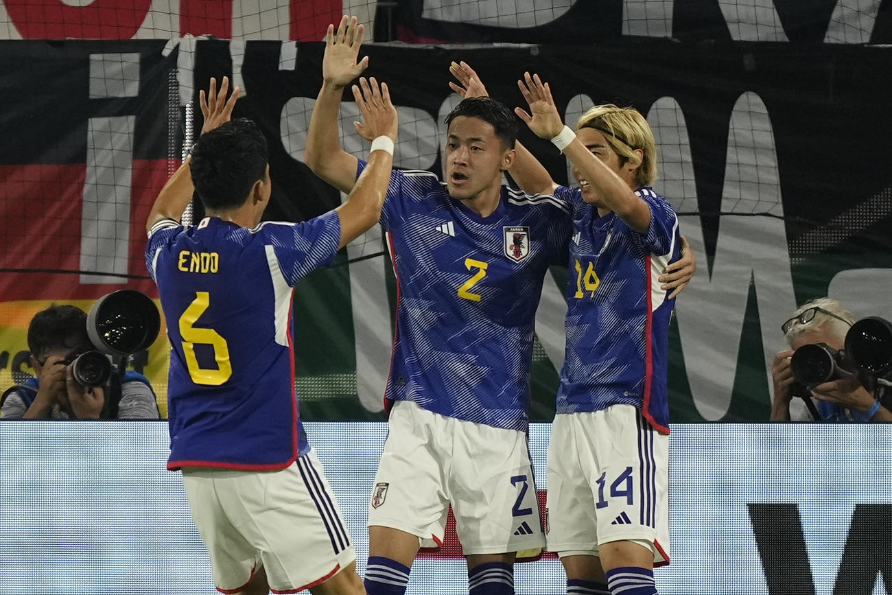 国際親善試合:ドイツ―日本 前半11分、先制して喜ぶMF伊東純也（右）とアシストのDF菅原由勢（中央）とMF遠藤航