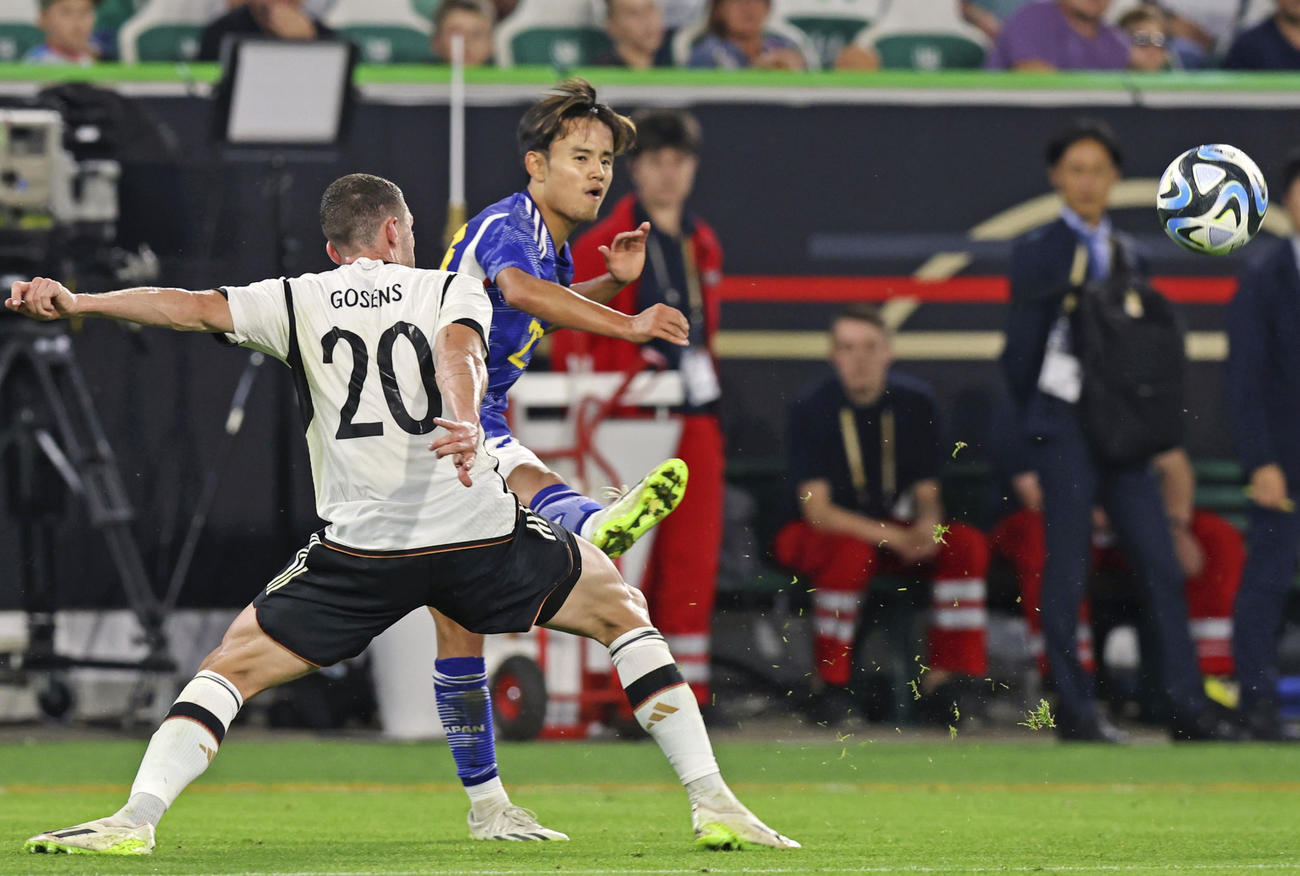 日本―ドイツ　試合終了間際、クロスを上げる久保（奥）。この後、田中がチーム4点目のゴールを決める（共同）