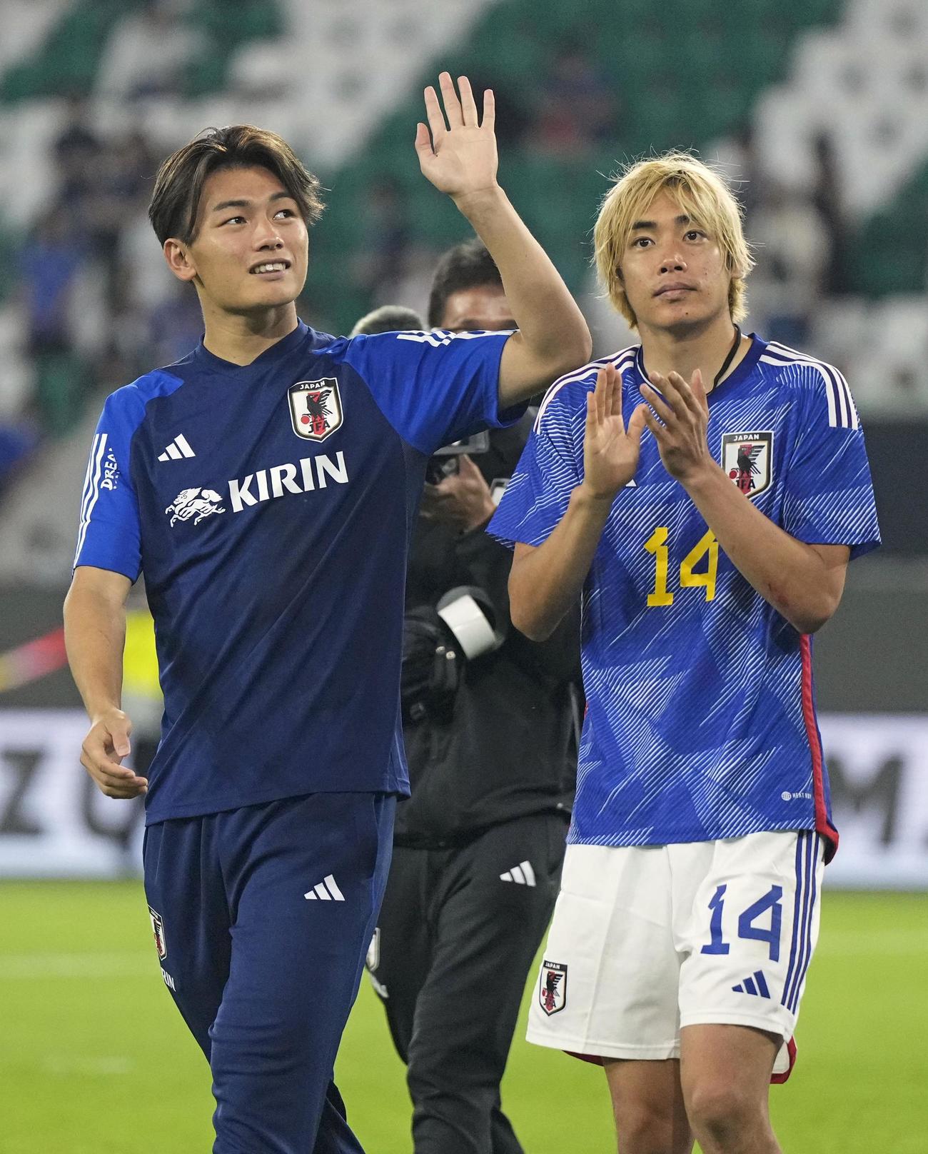 ドイツに快勝し、声援に応える上田（左）と伊東（共同）