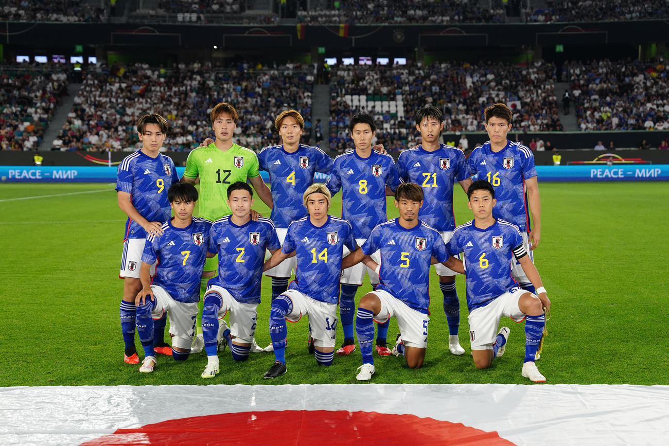 日本対ドイツ　日本のスタメン。前列左から三笘、菅原、伊東、守田、遠藤、後列左から上田、GK大迫、板倉、鎌田、伊藤洋、冨安（撮影・パオロ　ヌッチ）