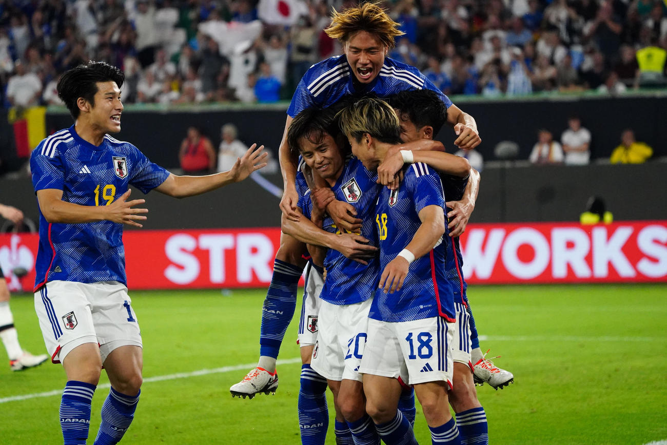 日本対ドイツ　後半、ゴールを決めた浅野（手前右）はアシストの久保（同中央）らと喜ぶ（撮影・パオロ　ヌッチ）