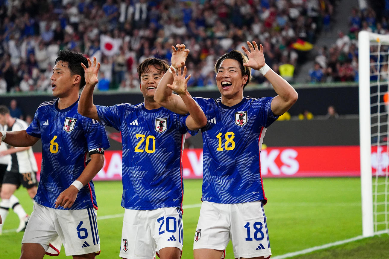 日本対ドイツ　後半、ゴールを決めた浅野（右）とアシストの久保（中央）はジャガーポーズを決め笑顔（撮影・パオロ　ヌッチ）