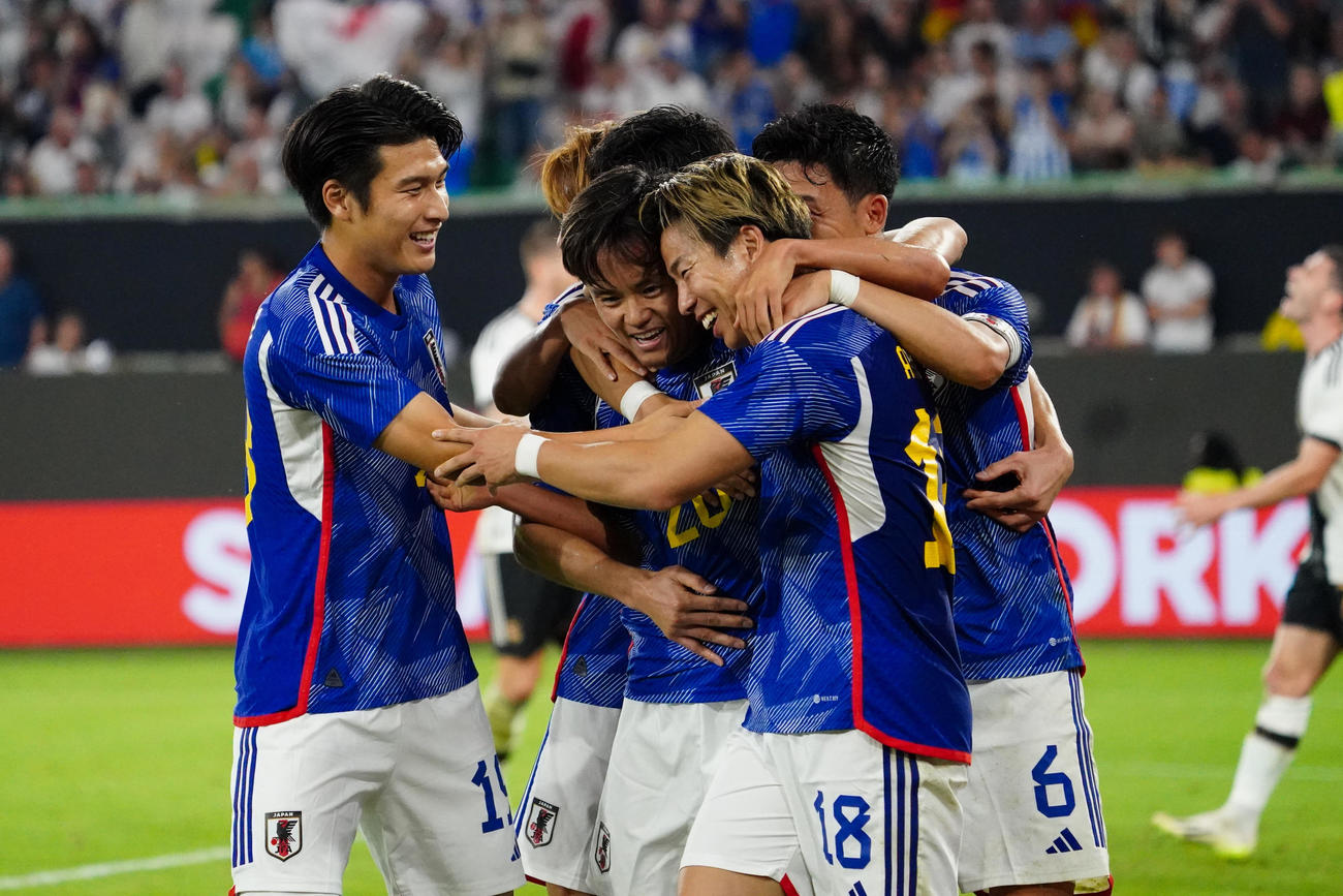 日本対ドイツ　後半、ゴールを決めた浅野（右）はアシストの久保（中央）らと喜ぶ（撮影・パオロ　ヌッチ）