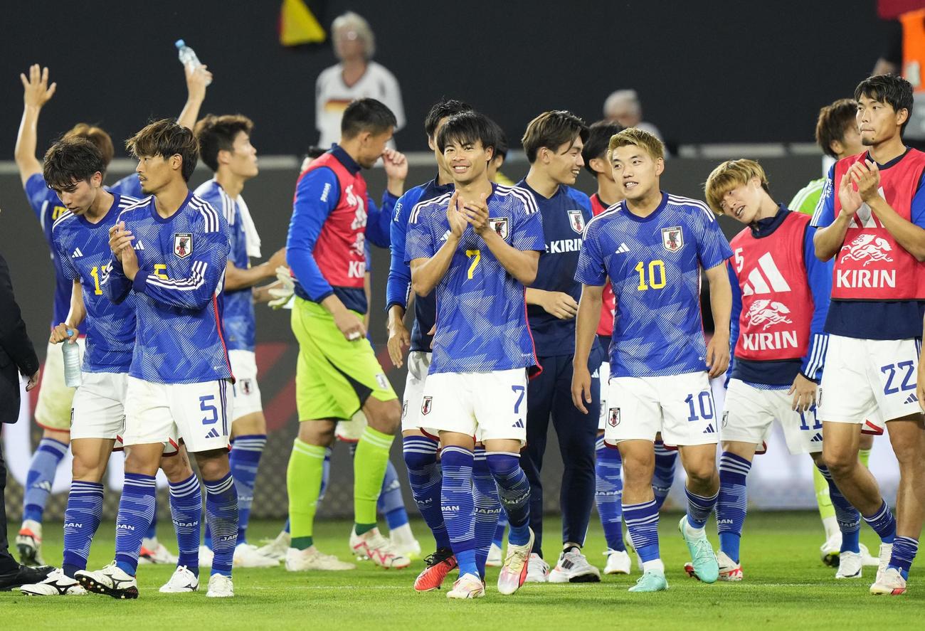 ドイツに快勝し、喜ぶ三笘（中央）ら日本代表＝ウォルフスブルク（共同）
