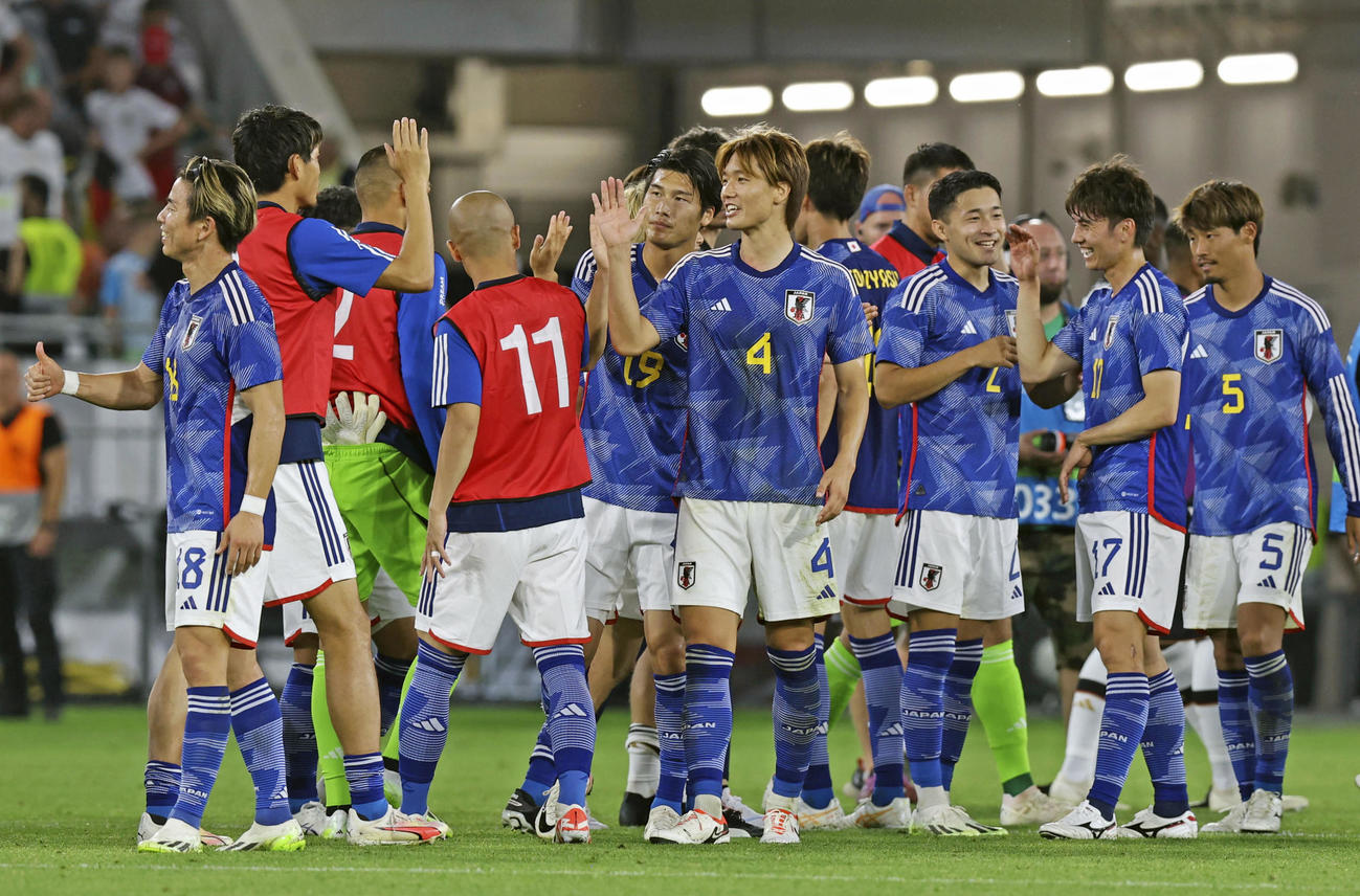 ドイツに快勝し、喜ぶ日本代表＝ウォルフスブルク（共同）