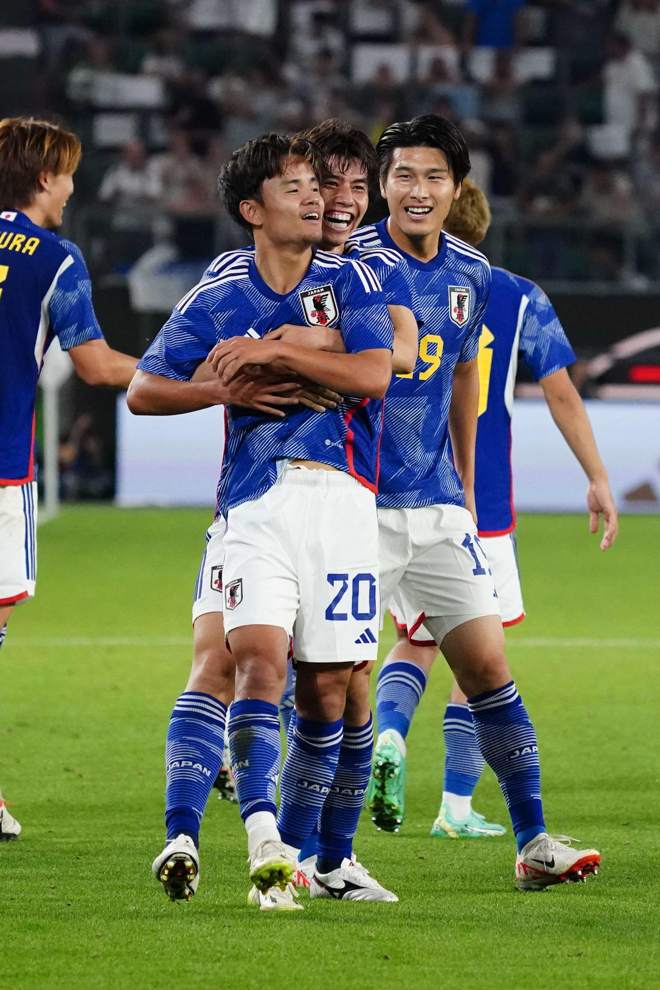 9日、ドイツ戦で得点した田中（左から2人目）はアシストした久保を抱きしめる。右は橋岡