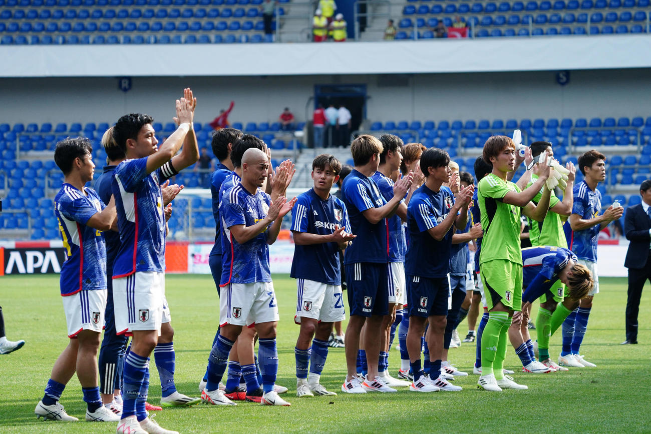 日本対トルコ　勝利しスタンドにあいさつする日本代表（撮影・パオロ　ヌッチ）