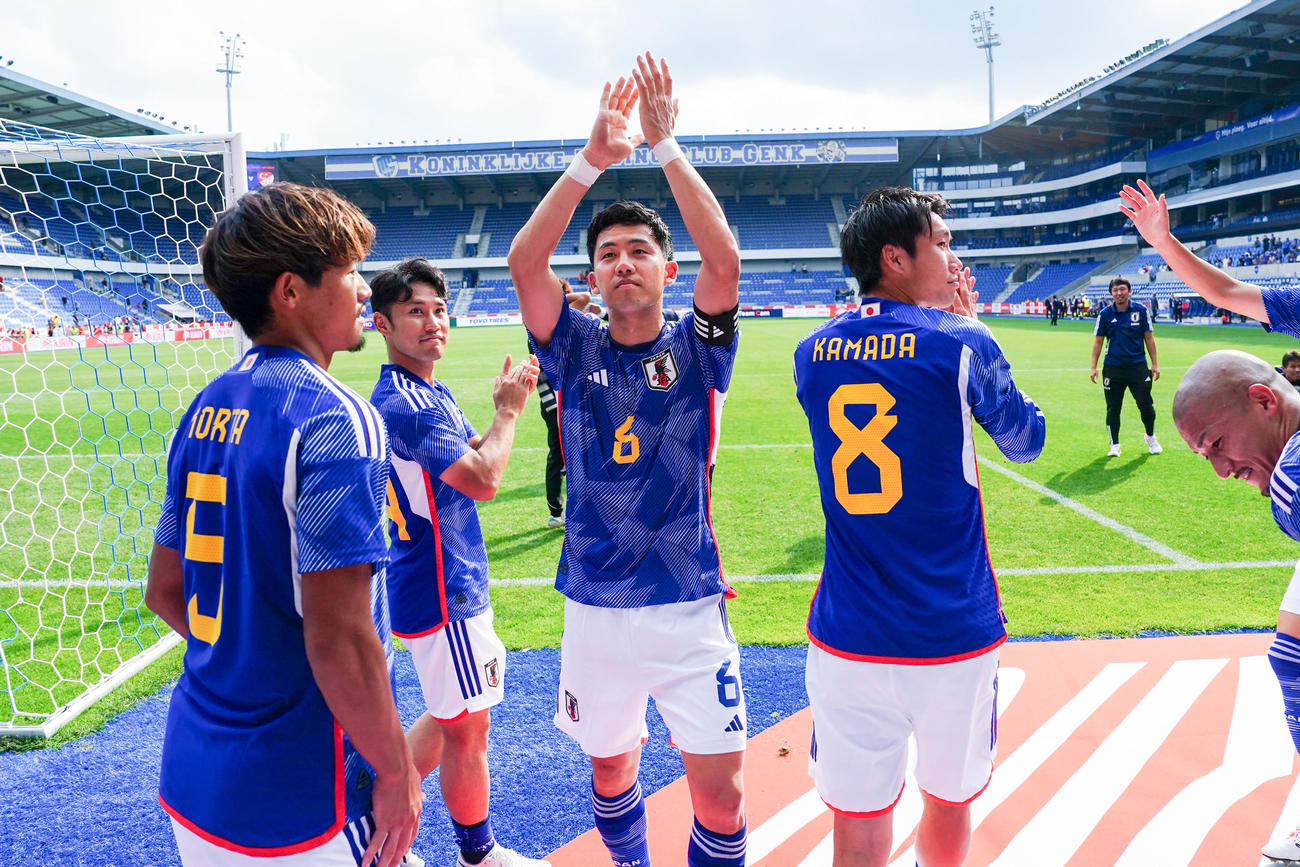 日本対トルコ　勝利しスタンドの声援に応える遠藤（中央）、鎌田（同右）ら（撮影・パオロ　ヌッチ）