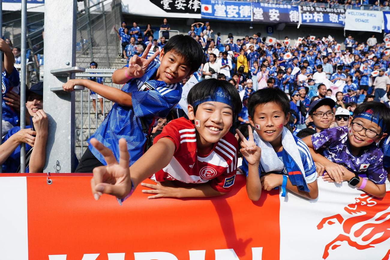 日本対トルコ　カメラに笑顔を見せるサポーターの子どもたち（撮影・パオロ　ヌッチ）