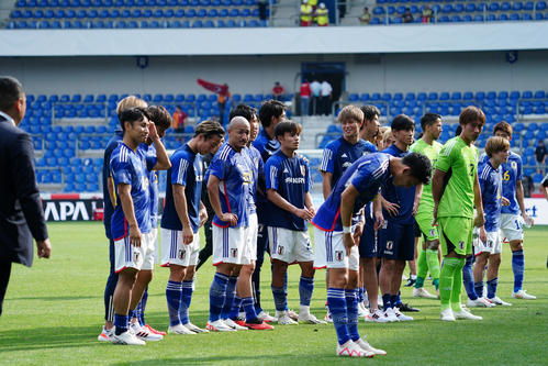 日本対トルコ　勝利しスタンドにあいさつする日本代表（撮影・パオロ　ヌッチ）