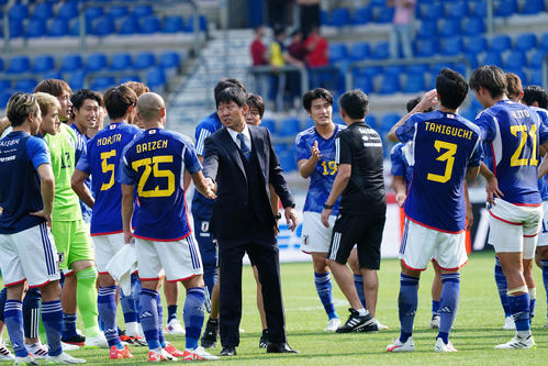 日本対トルコ　試合後、選手らと握手を交わす森保監督（中央）（撮影・パオロ　ヌッチ）