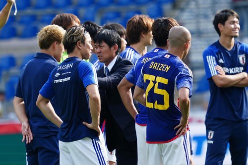 日本対トルコ　試合後、選手らと話す森保監督（中央）（撮影・パオロ　ヌッチ）