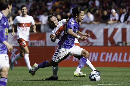 日本対トルコ　前半、ドリブルで攻め込む久保（右）（撮影・パオロ　ヌッチ）（撮影・足立雅史）