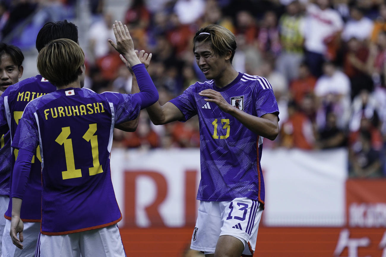 日本対トルコ　前半、この試合自身2点目のゴールを決めタッチを交わす中村敬（右）（撮影・パオロ　ヌッチ）