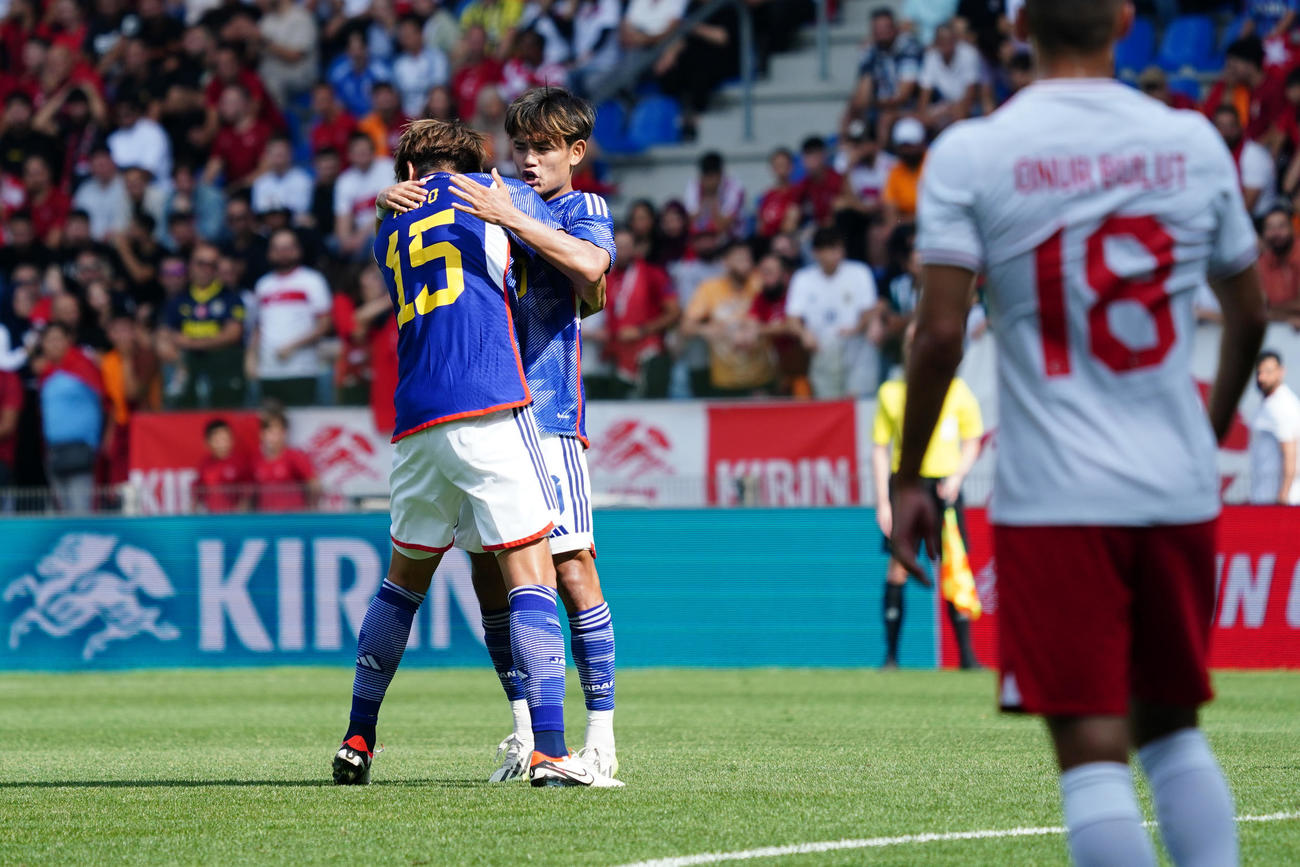 日本対トルコ　前半、代表初ゴールを決めた伊藤敦（左）は久保と抱き合い喜ぶ（撮影・パオロ　ヌッチ）