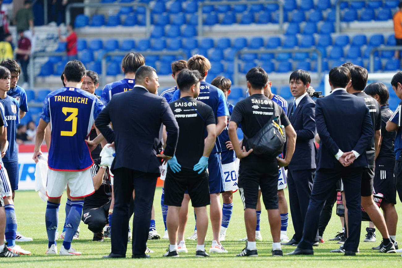 日本対トルコ　試合後、選手らを集め話す森保監督（右）（撮影・パオロ　ヌッチ）