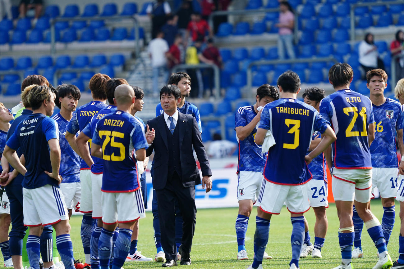 日本対トルコ　試合後、選手らを前に話す森保監督（中央）（撮影・パオロ　ヌッチ）