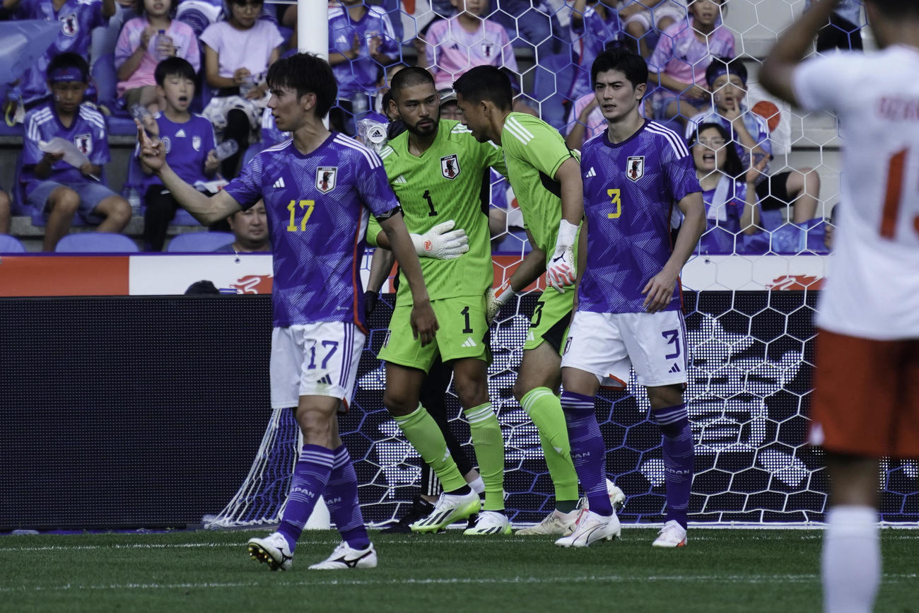 日本対トルコ　前半、負傷交代となったGK中村航（中央左）に声をかけるGKシュミット（同右）（撮影・パオロ　ヌッチ）
