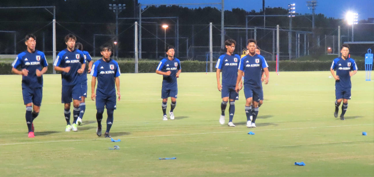 汗を流すU－22日本代表の選手ら（撮影・村山玄）